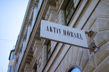 Skylt för Aktiv Hörsel Stockholm på Karlavägen, hörselmottagning med hörapparater, hörseltest och formgjutna hörselskydd på Östermalm.